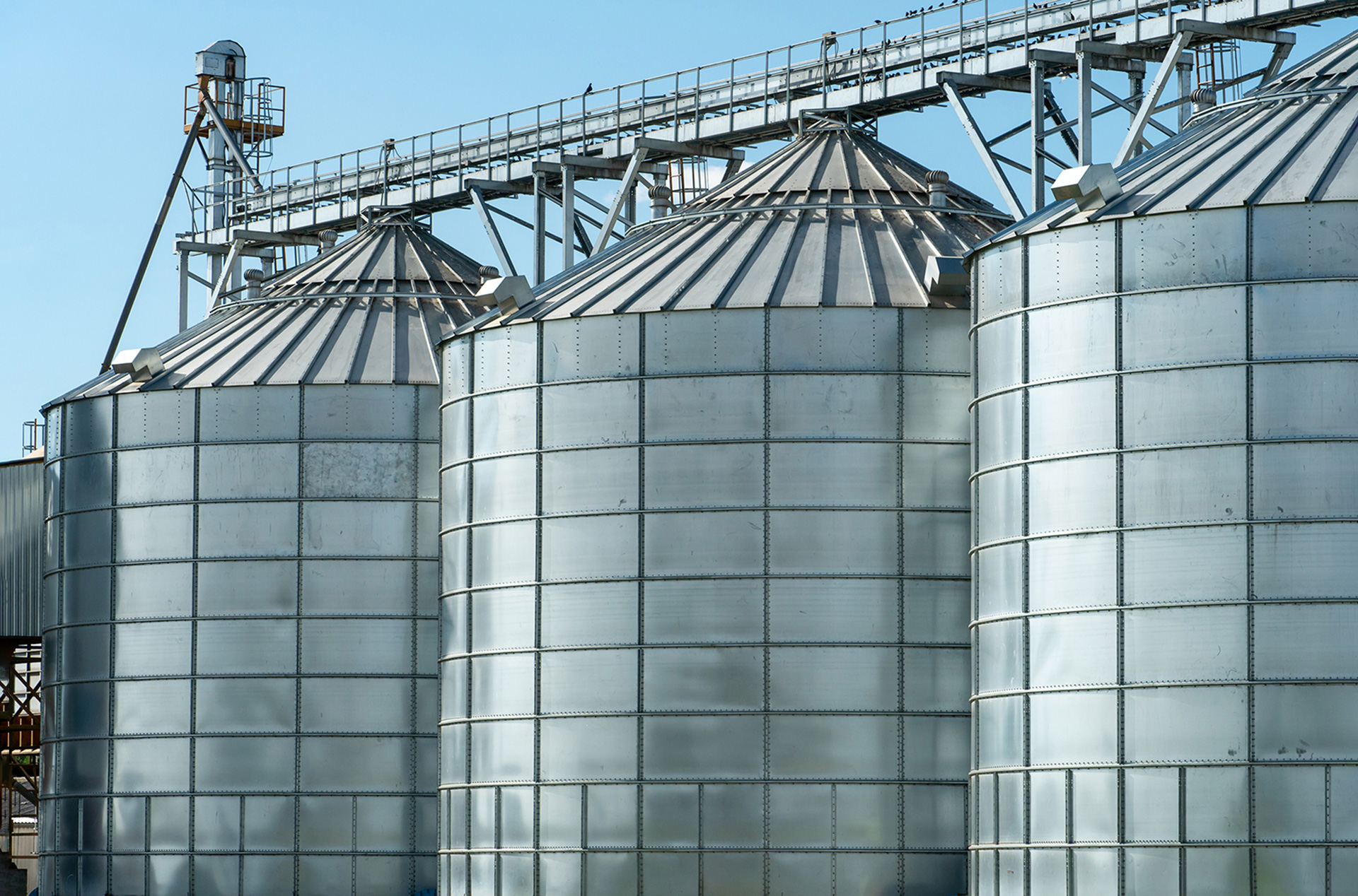 Silos metálicos para almacenamiento de granos en instalaciones ferroviarias.